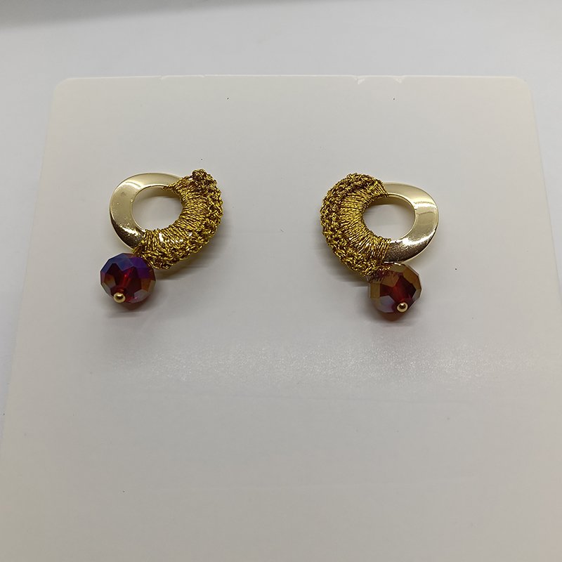 Aretes Aro Dorado Tejidos con Hilo Metalizado y Cristal Facetado