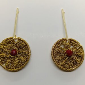 Aretes Tejidos Metalizados Dorados con Piedra Granate