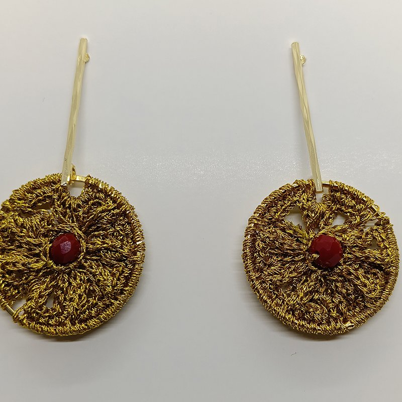 Aretes Tejidos Metalizados Dorados con Piedra Granate
