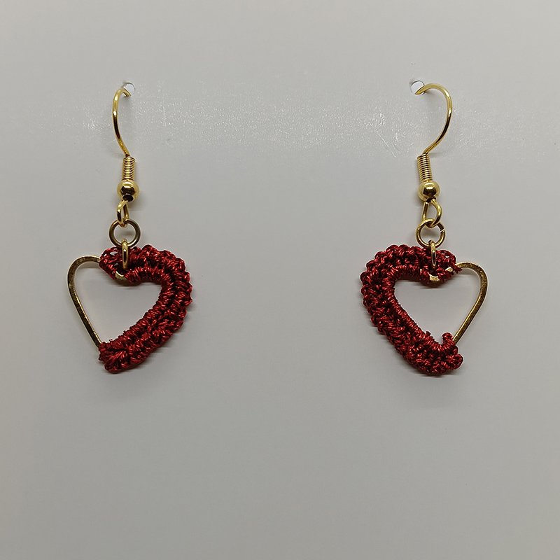 Aretes Corazón Enamorado en Hilo Metalizado Rojo