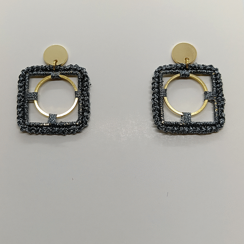 Aretes Tejidos Metalizados Entre Cuadrados y Círculos