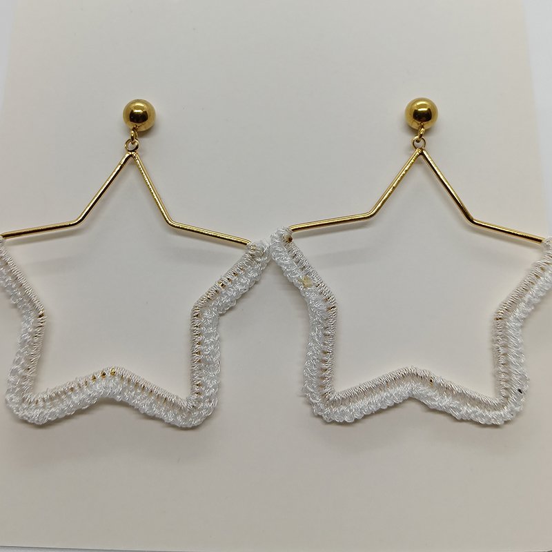 Aretes Estrella Tejida en Hilo Metalizado Blanco